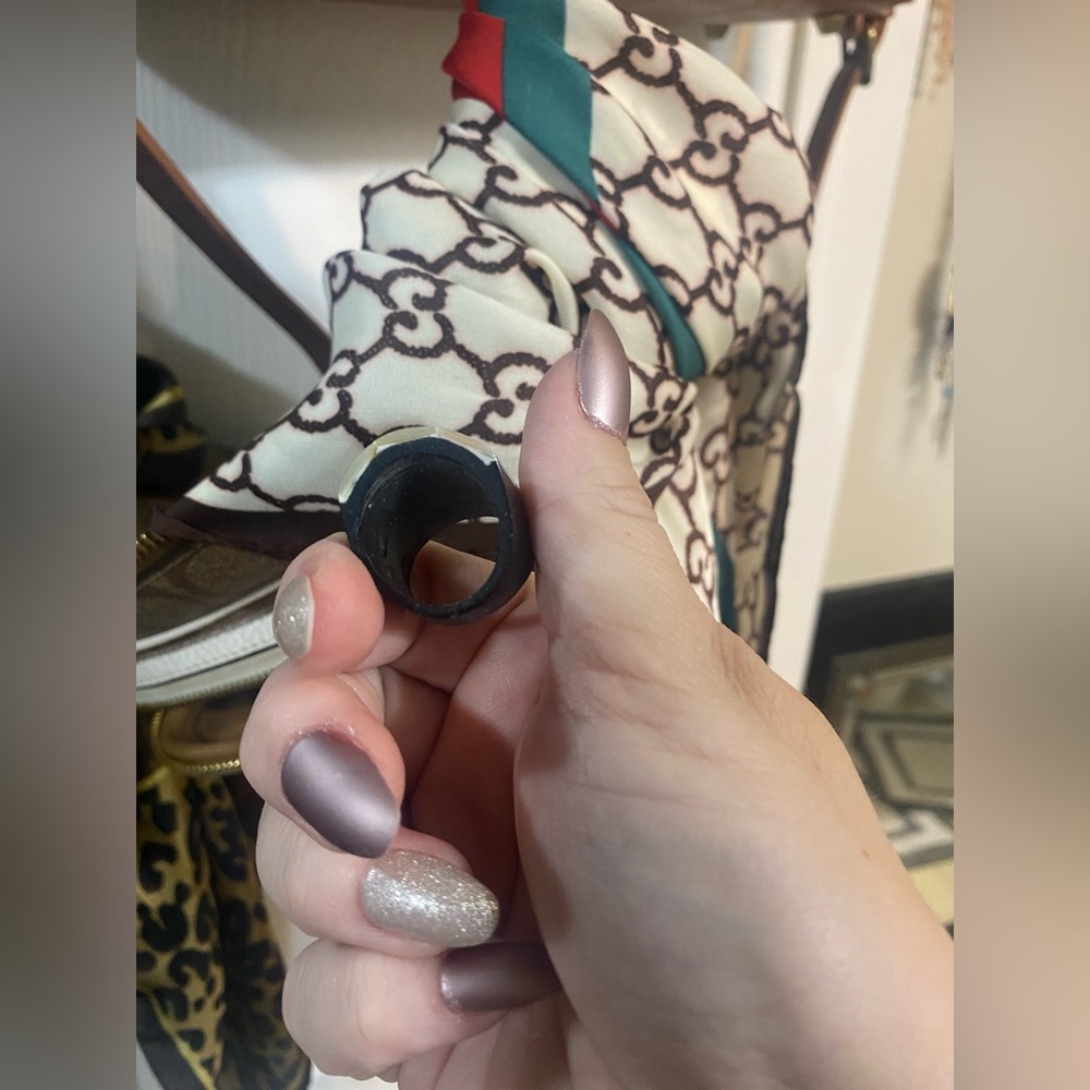 💰2/$10 Womens Shell colored ring wearing it on size 7 finger - Picture 4 of 6